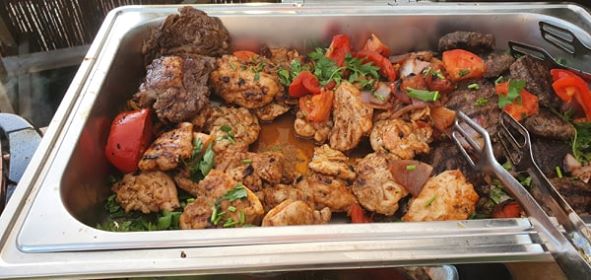 למה כל כך כיף להזמין קייטרינג בשרי לאירועים?