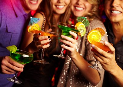 חברים שותים קוקטייל